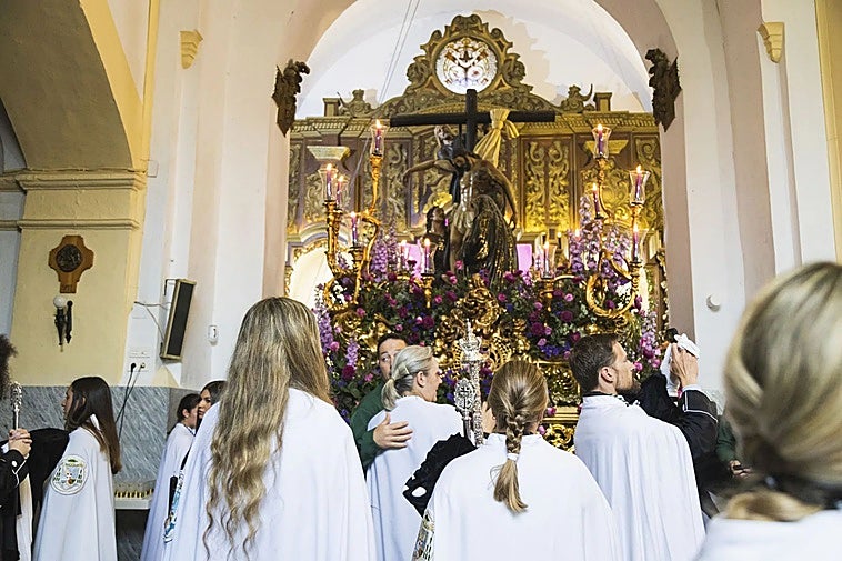 El Descendimiento sale con 213 nazarenos y Santo Domingo estrena saya torera de El Cordobés